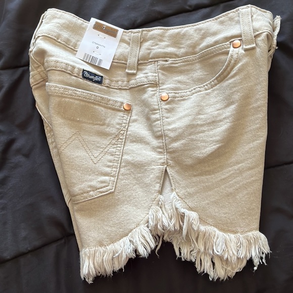 NWT Wrangler khaki color distressed cut off denim shorts, size 0. - Picture 5 of 5